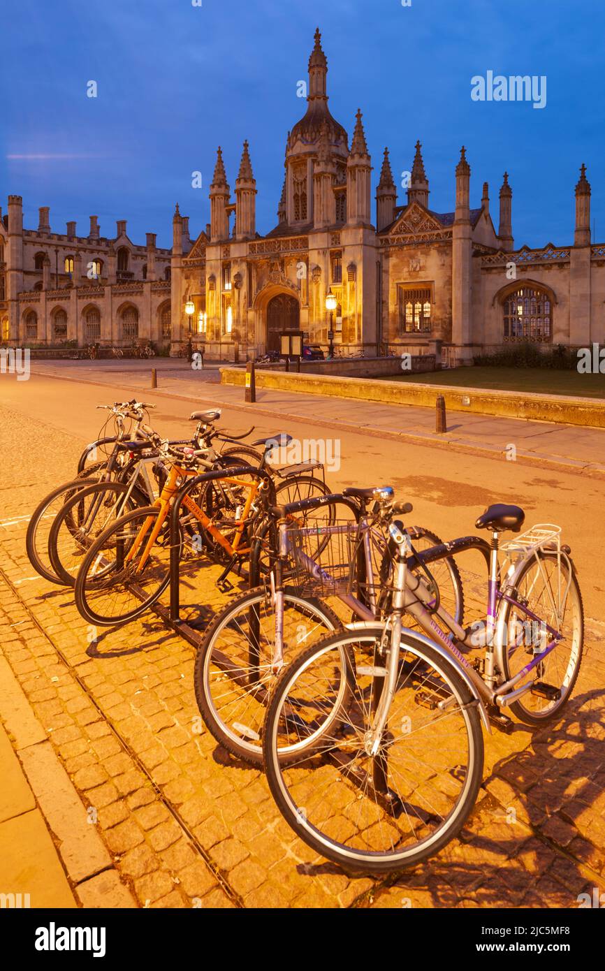 Nuit tombe dans le centre-ville de Cambridge, Angleterre. King's College au loin. Banque D'Images