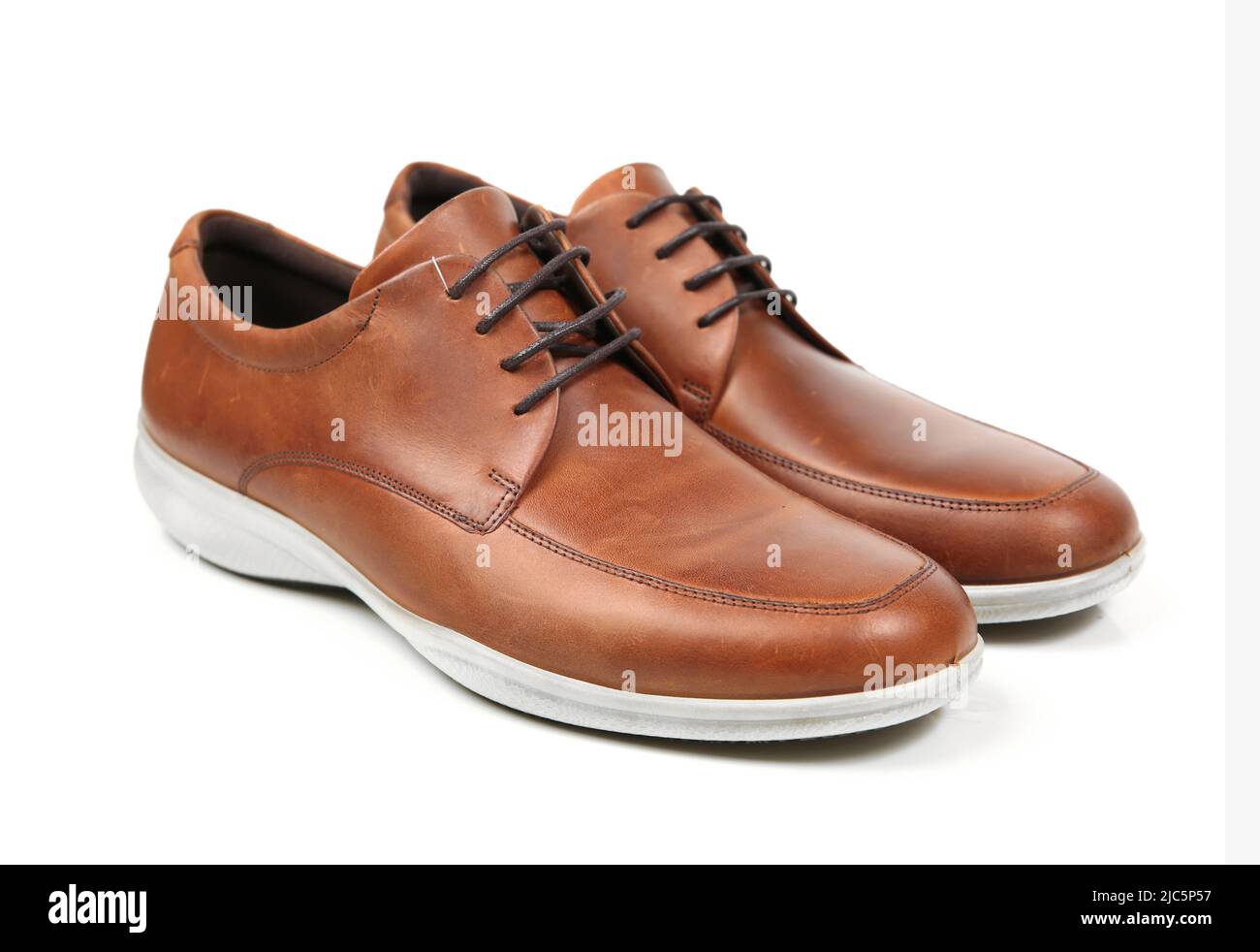 Chaussures brunes pour hommes paires isolées sur blanc.élégantes chaussures claaaasiques.Chaussures pour Homme. Banque D'Images