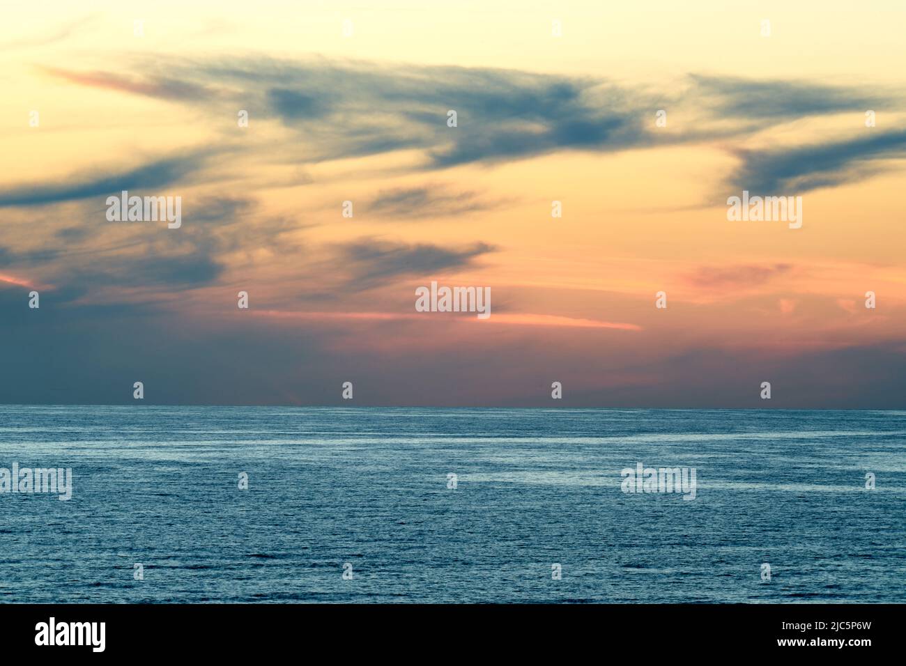 Coucher de soleil sur l'océan calme Banque D'Images