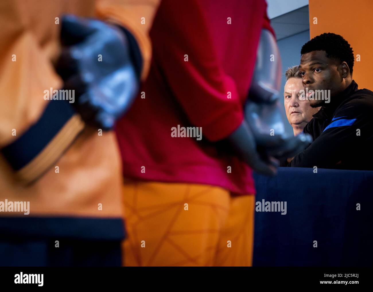 ZEIST - entraîneur national Louis van Gaal et Denzel Dumfries lors de la conférence de presse de l'équipe nationale néerlandaise sur le campus de la KNVB sur 10 juin 2022 à Zeist, aux pays-Bas. L'équipe nationale néerlandaise prépare le match de l'UEFA Nations League contre la Pologne. KOEN VAN WEEL Banque D'Images