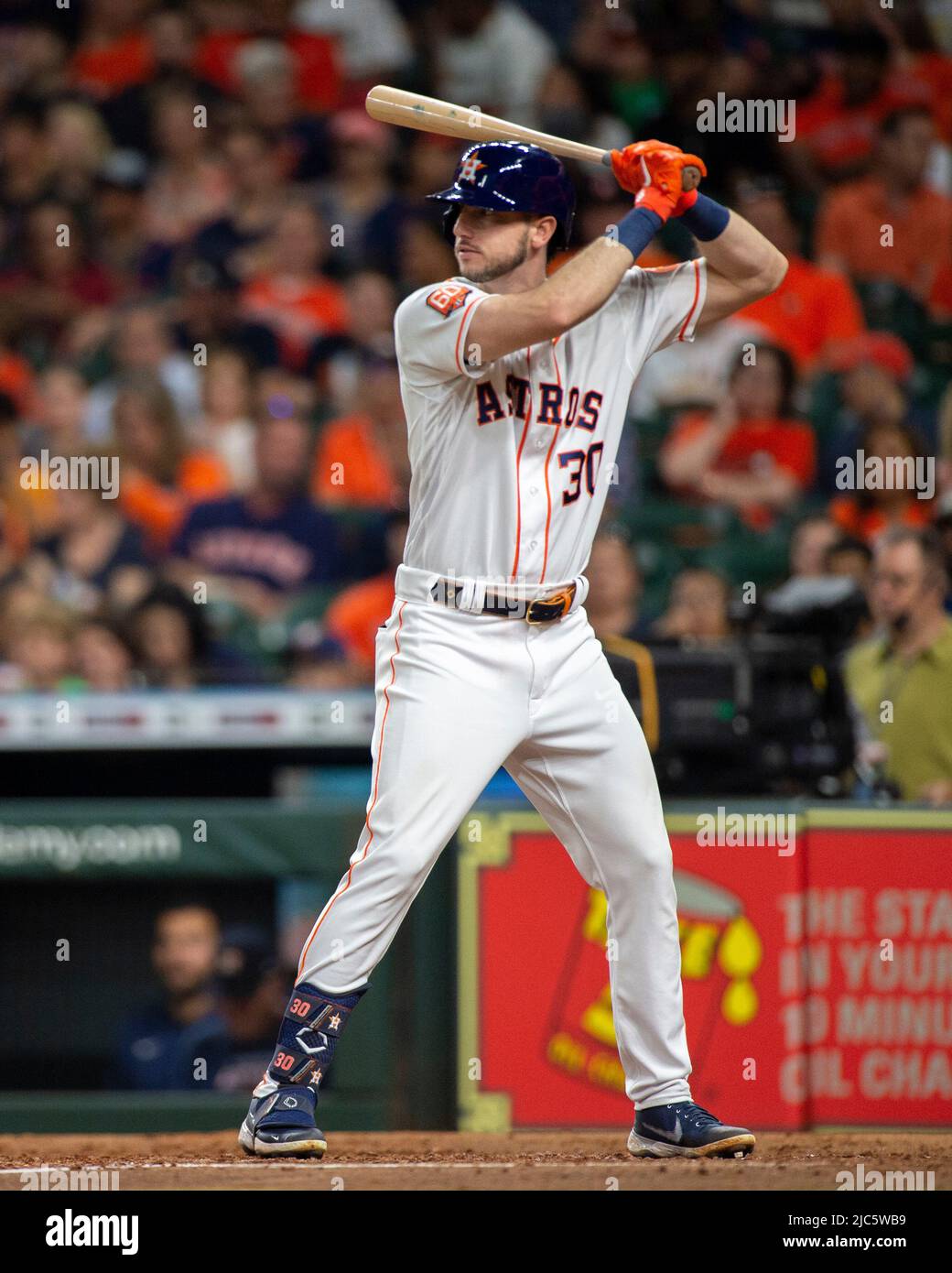 Houston Astros droite Fielder Kyle Tucker (30) chauves-souris avec des coureurs sur le premier et le second dans le bas du quatrième repas du jeu MLB entre le Hou Banque D'Images