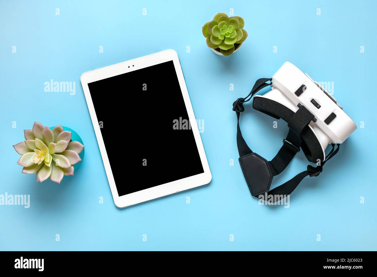 Tablette blanche avec écran noir, lunettes vr pour jeux de réalité virtuelle  sur fond bleu vue du dessus Flat Lay Mock up Technology concept espace de  copie Photo Stock - Alamy