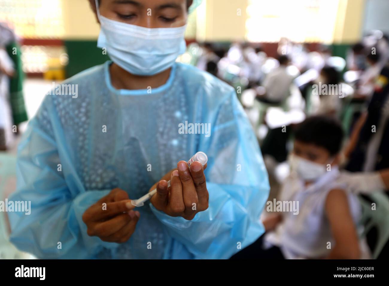 Yangon, Myanmar. 10th juin 2022. Un agent de santé prépare une dose de vaccin contre le COVID-19 dans une école de Yangon, au Myanmar, au 10 juin 2022. Le Myanmar administre les vaccins COVID-19 aux enfants âgés de 5 à 12 ans dans les écoles d'éducation de base de tout le pays depuis 2 juin, a rapporté vendredi la chaîne de télévision publique MRTV. Credit: U Aung/Xinhua/Alamy Live News Banque D'Images