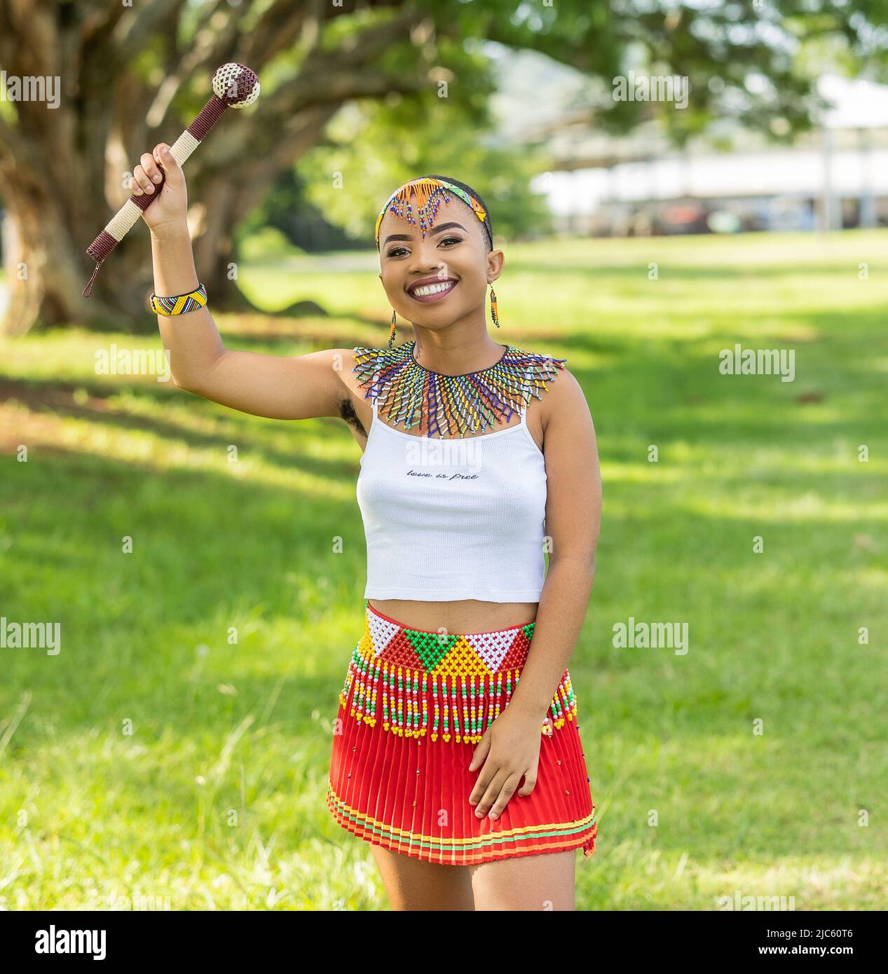 Jeune fille africaine portant des vêtements zulu Banque D'Images