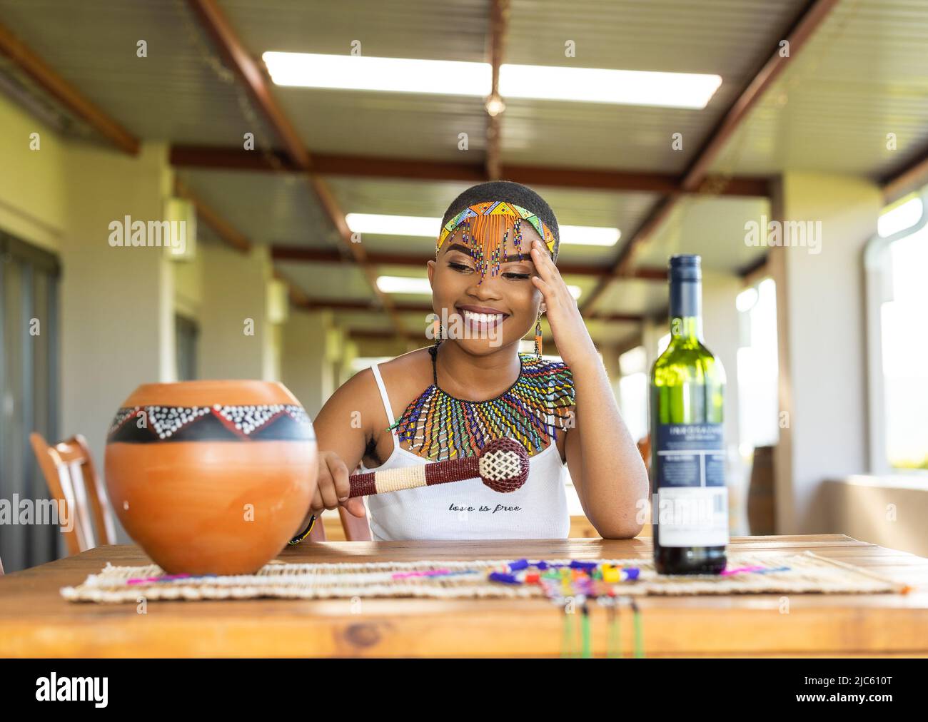 Jeune fille africaine portant des vêtements zulu Banque D'Images