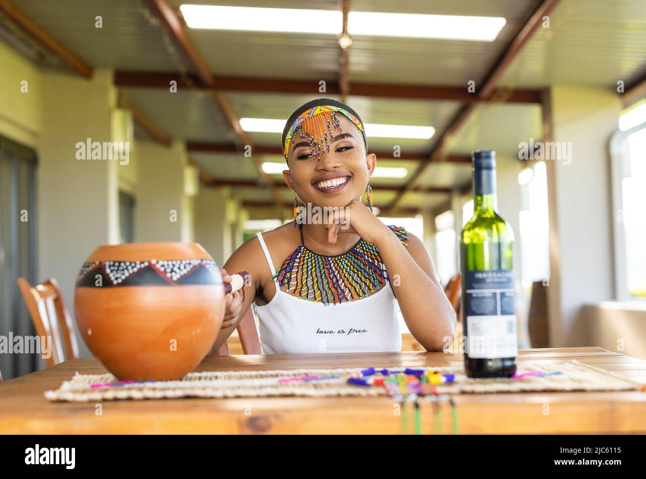 Jeune fille africaine portant des vêtements zulu Banque D'Images