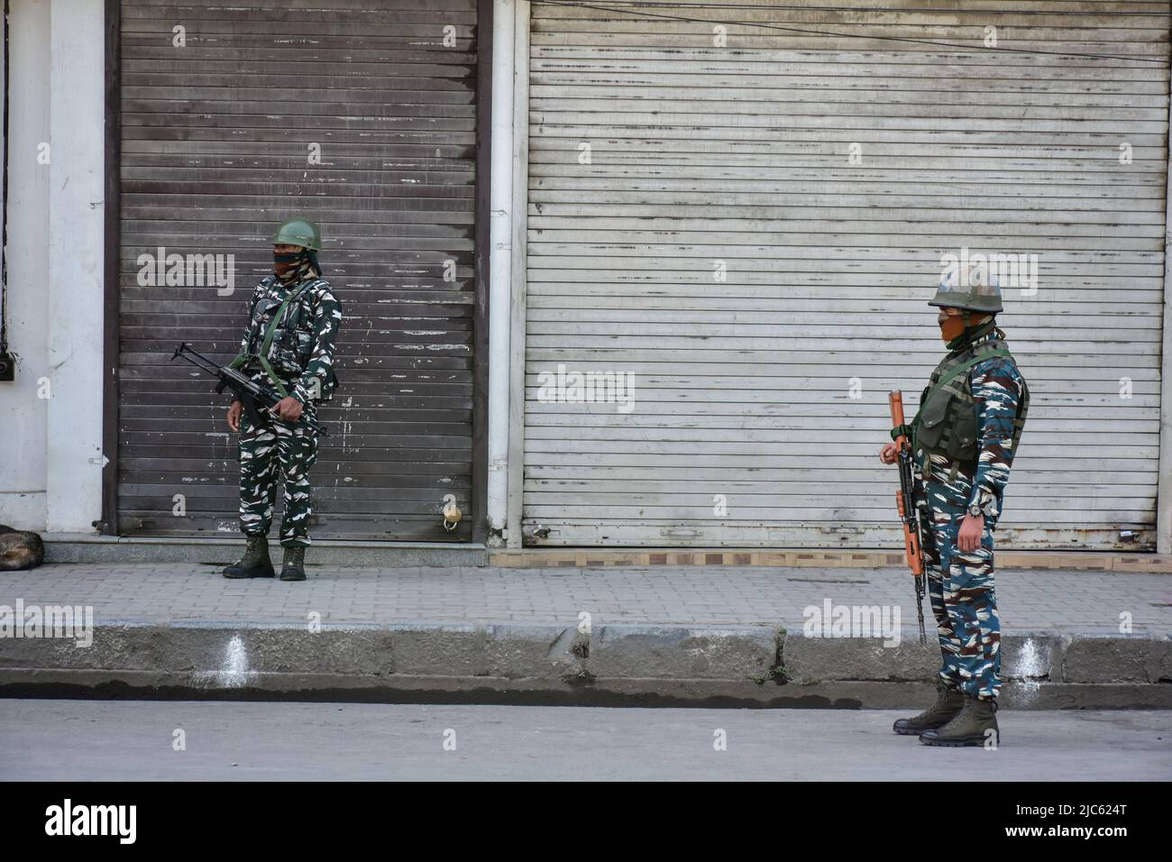 Srinagar, Inde. 10th juin 2022. Des troopeurs paramilitaires se tiennent sur la garde lors d'un shutdown observé contre la porte-parole de l'ancien parti indien Bharatiya Janata (BJP), Nupur Sharma, à propos de ses remarques sur le prophète Muhammed (PBUH), à Srinagar. Certaines parties du Cachemire ont observé un shutdown vendredi à la suite des remarques controversées de deux leaders du Parti Bharatiya Janata (BJP), désormais suspendus, contre le prophète Mahomet (PBUH), tandis que les autorités ont pris l'Internet mobile comme mesure de précaution, ont déclaré les responsables. (Photo de Saqib Majeed/SOPA Images/Sipa USA) crédit: SIPA USA/Alay Live News Banque D'Images