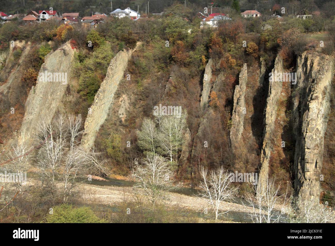 Comté de Vrancea, Roumanie. Vue sur la rivière Putna et son canyon en hiver. Maisons dans le village de Colacu sur le dessus. Banque D'Images