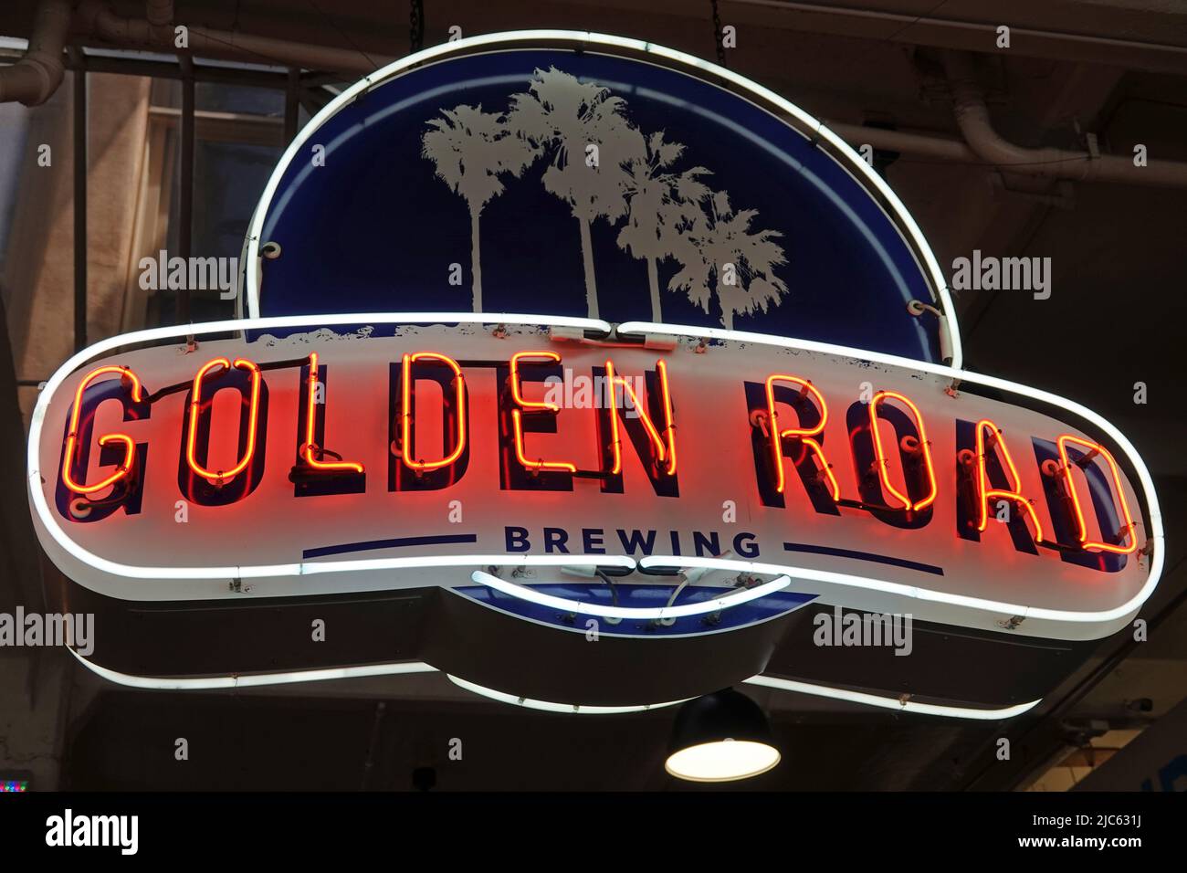 Los Angeles, CA / Etats-Unis - 14 mai 2022: Un panneau de néon de Brewing de route d'or est montré au Grand Central Market dans le centre de L.A. Pour usage éditorial uniquement. Banque D'Images