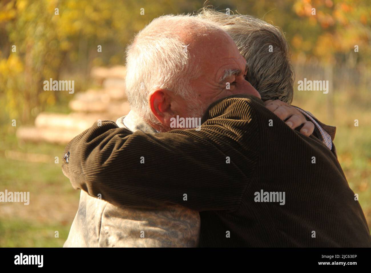 Deux hommes âgés qui s'embrasent Banque D'Images