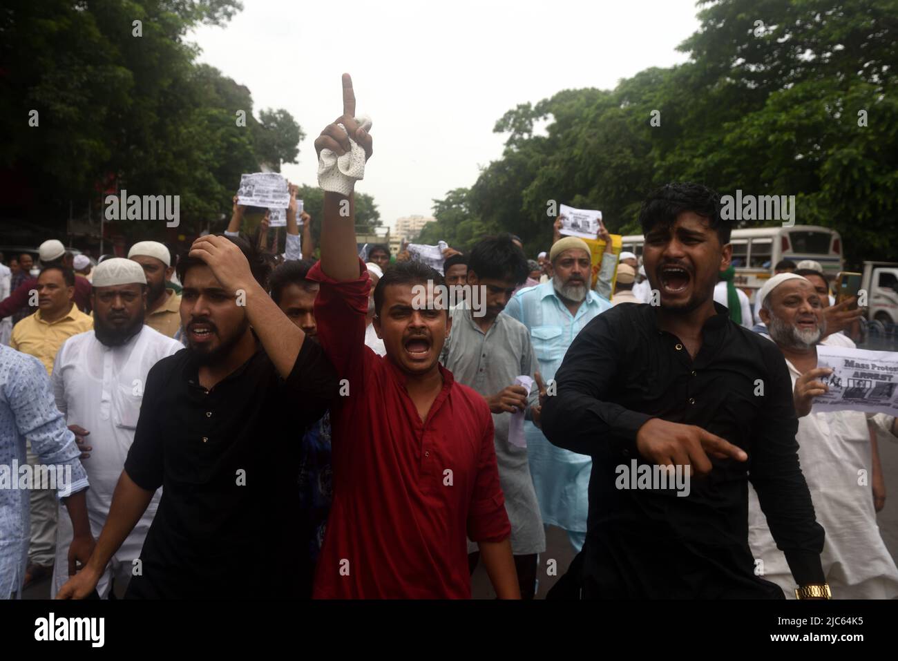 Kolkata, Bengale occidental, Inde. 10th juin 2022. Une importante protestation a éclaté des musulmans alors qu'ils bloquaient les routes. Des effigies brûlées ont protesté pour l'arrestation immédiate du porte-parole du BJP, Nupur Sharma, pour des commentaires blasphématoires sur le prophète Mohammad. Ses commentaires ont déclenché une condamnation diplomatique internationale de la part des nations de l'Organisation de la coopération islamique (OCI) (image de crédit: © Sukhomoy Sen/Pacific Press via ZUMA Press Wire) Banque D'Images