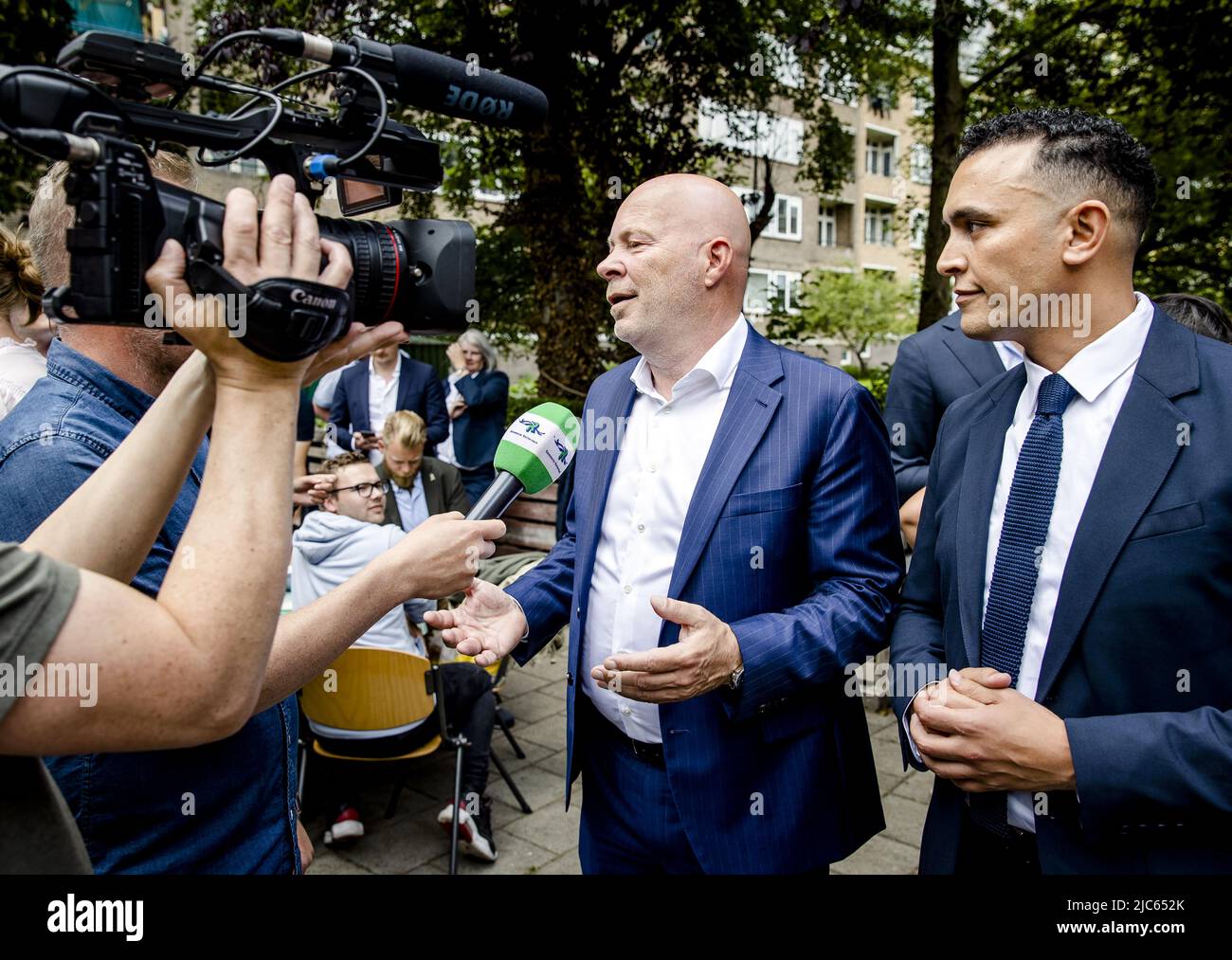 2022-06-10 15:19:52 ROTTERDAM - Robert Simons (vivant Rotterdam) et Faouzi Achbar (Denk) pendant la présentation de l'accord de coalition des parties qui formeront le conseil de Rotterdam. ANP SEM VAN DER WAL pays-bas sortie - belgique sortie Banque D'Images