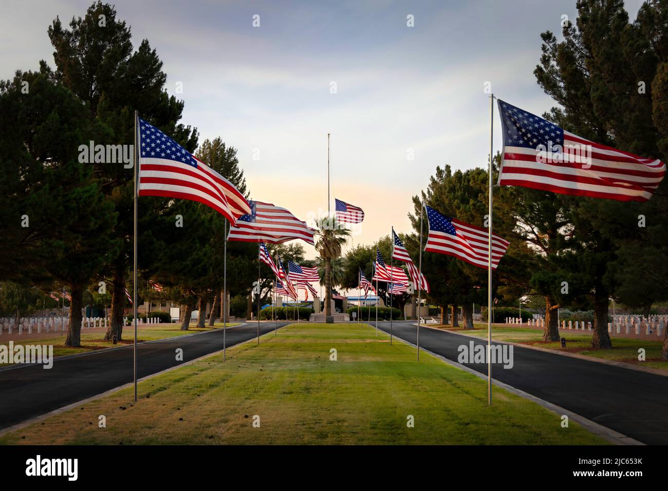 La nuit précédant le jour du souvenir, avec tous les drapeaux en place, dans un cimetière national de l'ouest du Texas. Banque D'Images