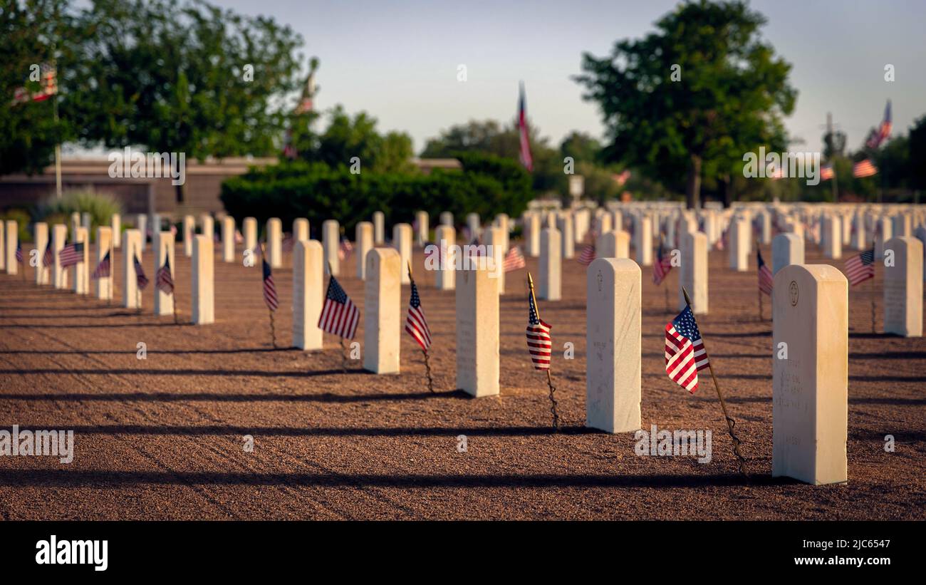 La nuit précédant le jour du souvenir, avec tous les drapeaux en place, dans un cimetière national de l'ouest du Texas. Banque D'Images