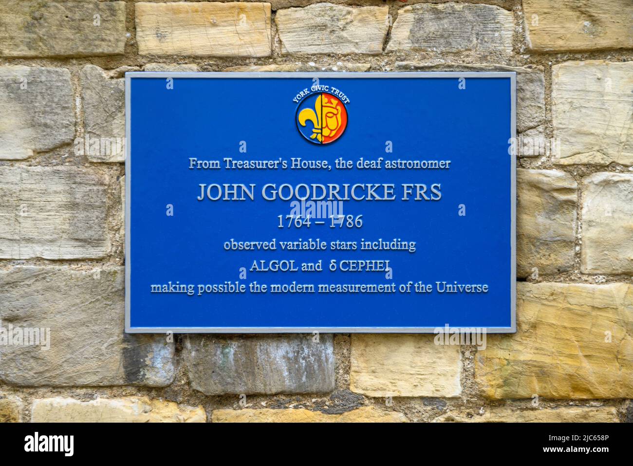Plaque bleue commémorative de l'astronome sourd John Goodricke, York Minster, York, Royaume-Uni Banque D'Images