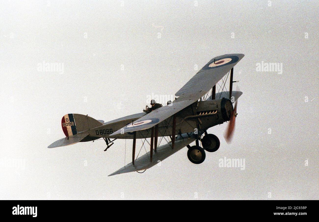 1970s, à bord d'un Bristol F2B, un avion de chasse et de reconnaissance WW1 deux places qui a volé pour la première fois en 1916. Le D8096 a été construit en 1918, mais il a été trop tard pour voir le service pendant la première Guerre mondiale, mais il a été utilisé par l'escadron no 208 en Turquie en 1923. Apporté en 1936 par le capitaine C.P.B. Ogilvie, il a ensuite été acquis par la collection Shuttleworth et restauré par la Bristol Airplane Company, en vol de nouveau en février 1952. Banque D'Images