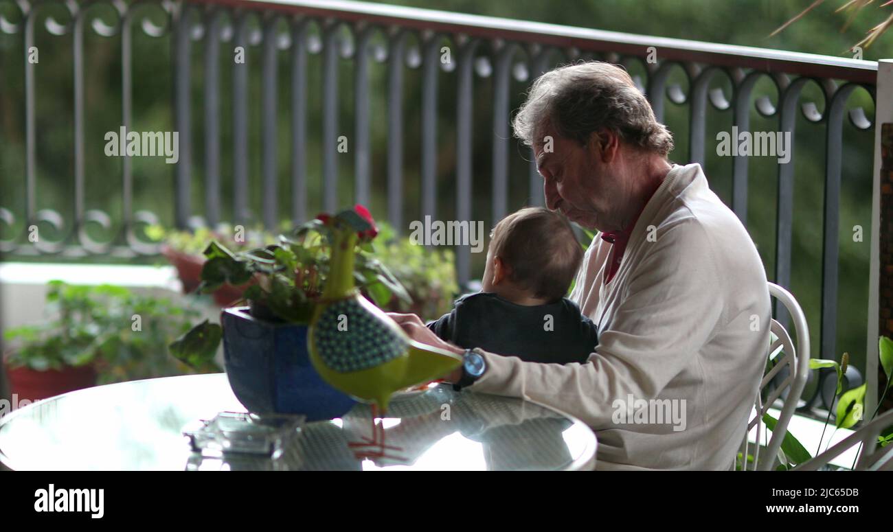 Grand-père franc avec petit-fils dans le balcon Banque D'Images