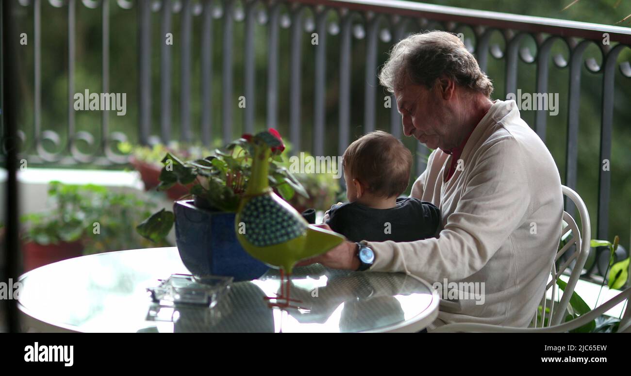 Grand-père franc avec petit-fils dans le balcon Banque D'Images