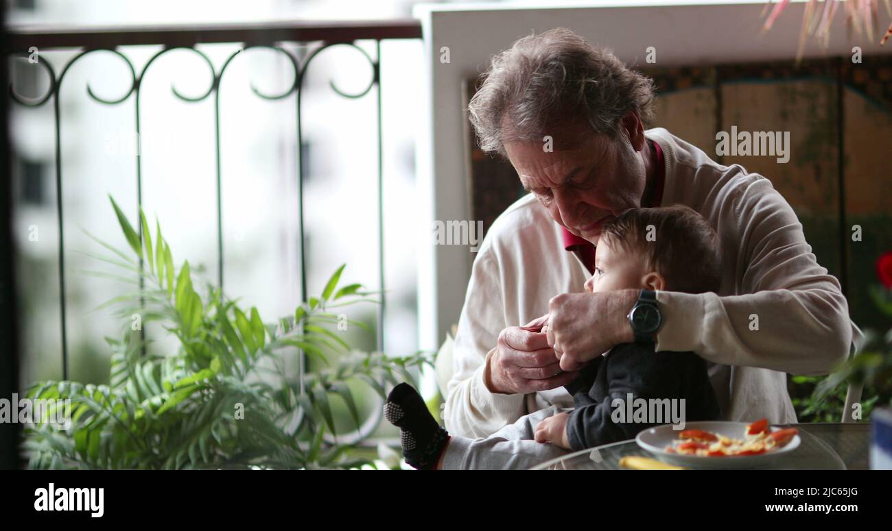 Grand-père sincère liant avec bébé petit-fils. Grand-enfant Banque D'Images