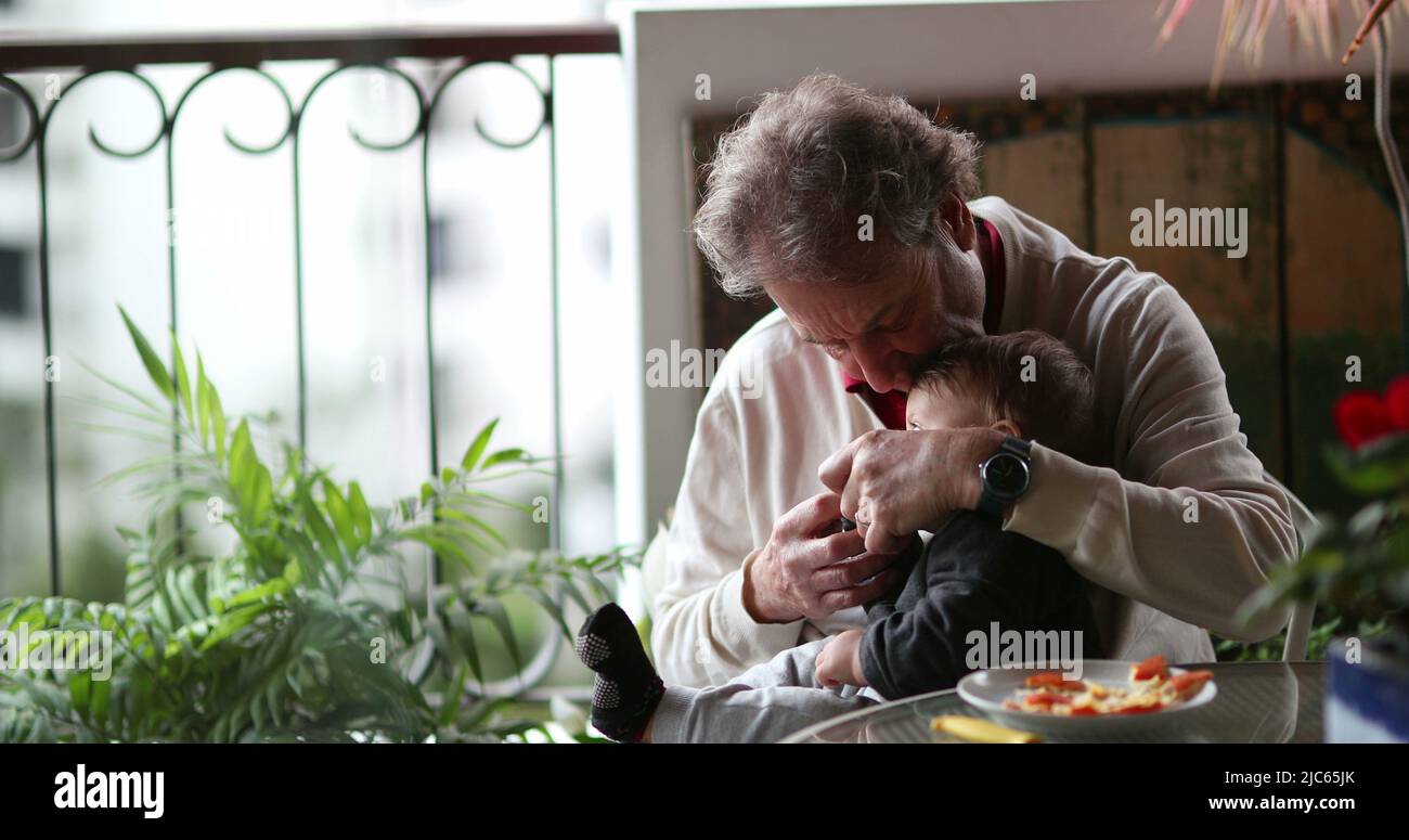 Grand-père sincère liant avec bébé petit-fils. Grand-enfant Banque D'Images