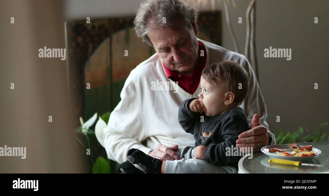 Grand-père décontracté avec petit-fils au balcon Banque D'Images