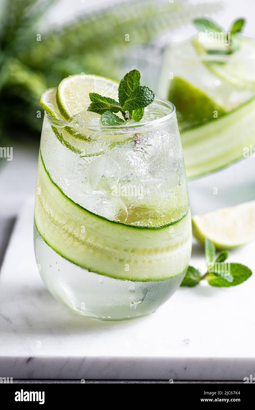 cocktail rafraîchissant d'été avec citron vert et concombre, concentration sélective Banque D'Images