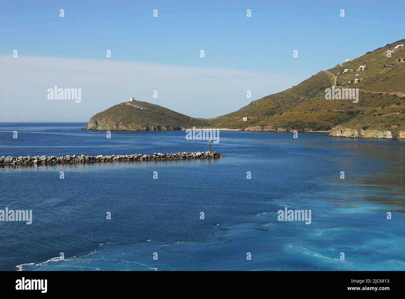 Une belle vue panoramique sur le port et la jetée de Mykonos, Grèce depuis un ferry arrivant. Banque D'Images