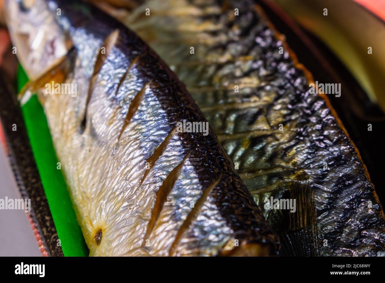 Fermer le poisson Sanma japonais grillé (saurie du Pacifique), le Shiojake (saumon salé) et le Saba No Shioyaki (maquereau salé) sur un plateau en plastique Banque D'Images