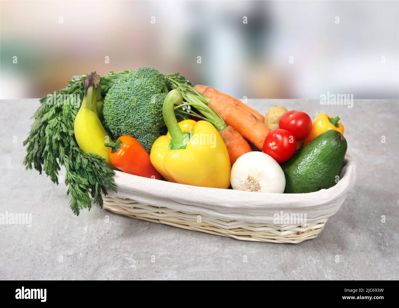 Fruits et légumes frais dans le panier de la table. Livraison d'aliments écologiques. Produits végétariens. Alimentation en vitamines. Concept de nutrition saine. Banque D'Images