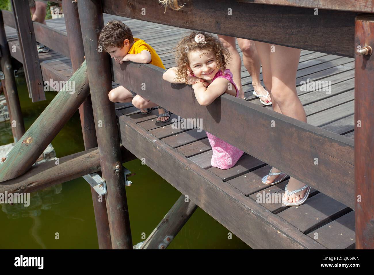 Curieux enfants au parc Green point : découverte de la nature et de la faune Banque D'Images