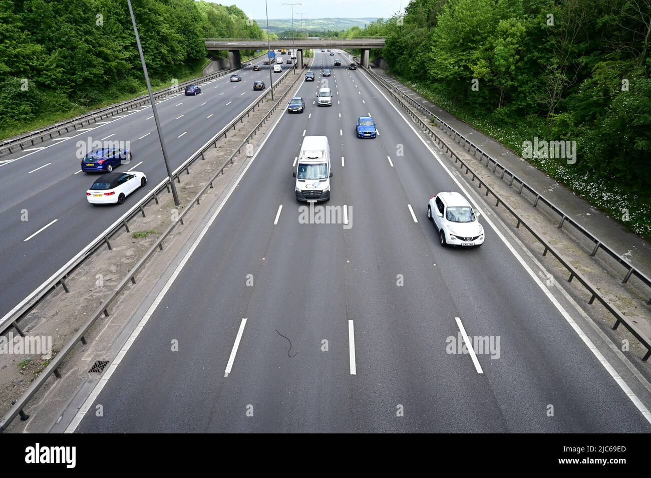 Reigate, Surrey, Royaume-Uni- 10 juin 2022: M25 en regardant depuis la sortie 8 à la circulation en direction de l'est. Banque D'Images