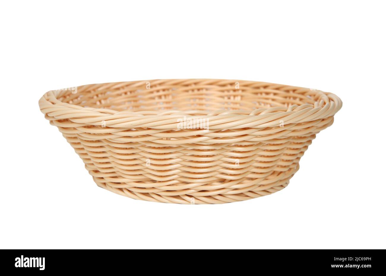 Panier de paille isolé sur blanc. Conteneur vide. Banque D'Images