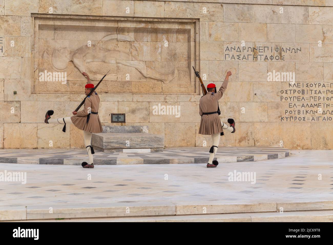 ATHÈNES, GRÈCE - MAI 06 2022: Gardes cérémoniels présidentiels - Evzones à la tombe du Soldat inconnu devant le Parlement grec, Athènes, GR Banque D'Images