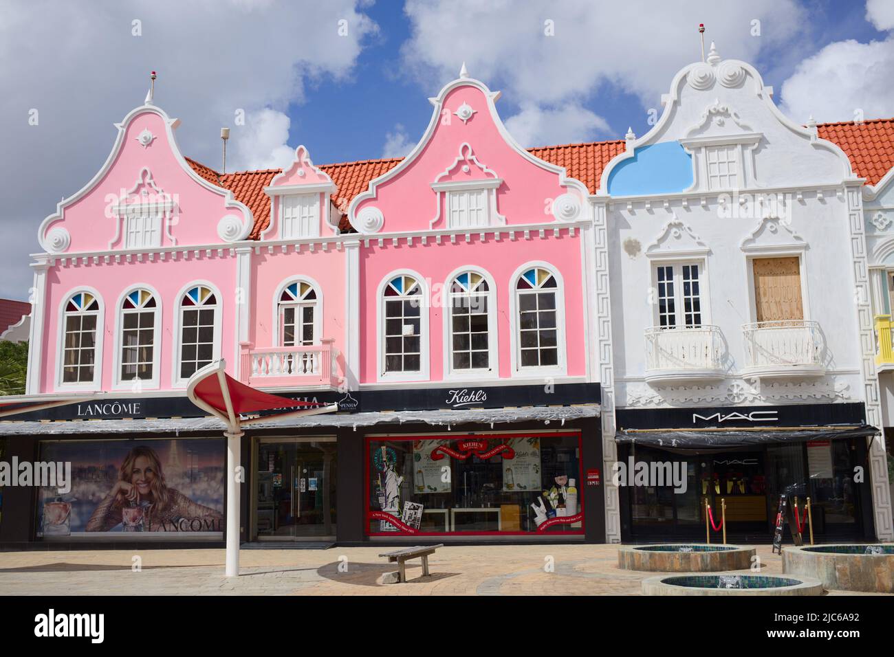 ORANJESTAD, ARUBA - 4 DÉCEMBRE 2021 : la façade du centre commercial Plaza Daniel Leo est peinte dans le centre-ville d'Oranjestad sur Aruba Banque D'Images