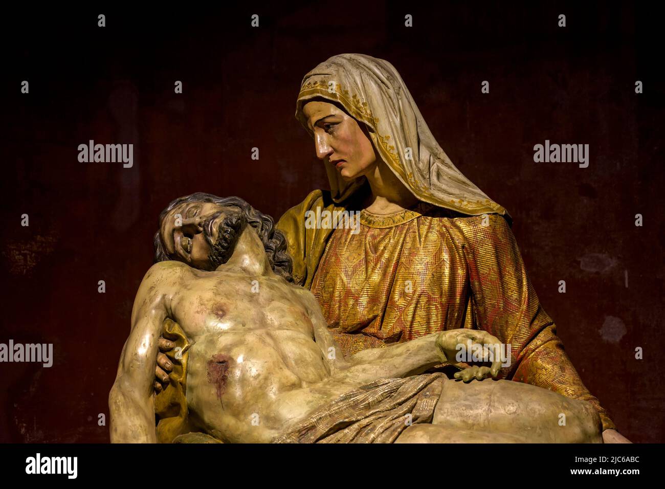 Représentation de Jésus sur les genoux de sa mère Marie dans l'art sacré baroque brésilien du 18th siècle présent à l'intérieur de la riche église Banque D'Images