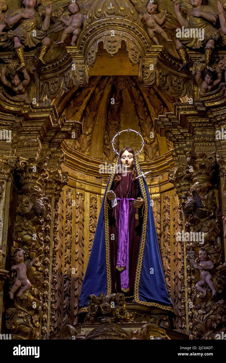 Le Saint pleure. Sculpture en 18th siècle art sacré baroque brésilien entouré d'anges et présent à l'intérieur des riches églises d'Ouro Banque D'Images