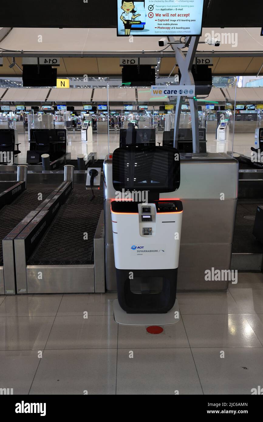 L'enregistrement au comptoir vide et le dépôt des bagages au hall des départs du terminal 1 de l'aéroport international de Suvarnabhumi en raison de la situation de Covid-19. Banque D'Images