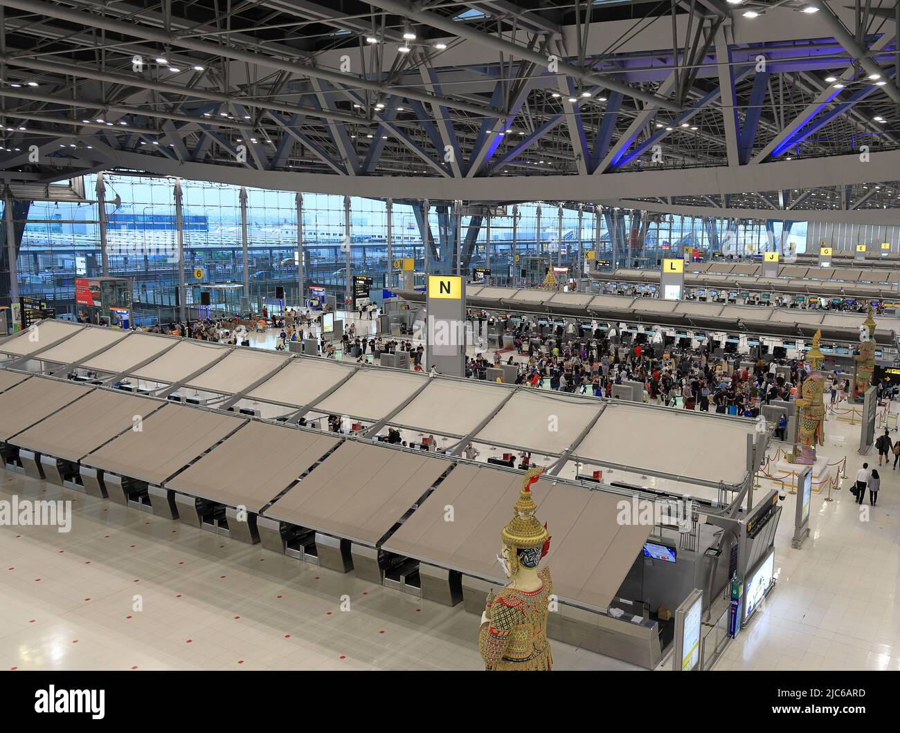 Certains comptoirs d'enregistrement sont vides dans le hall des départs du terminal 1 de l'aéroport international de Suvarnabhumi en raison de la situation de Covid-19. Banque D'Images