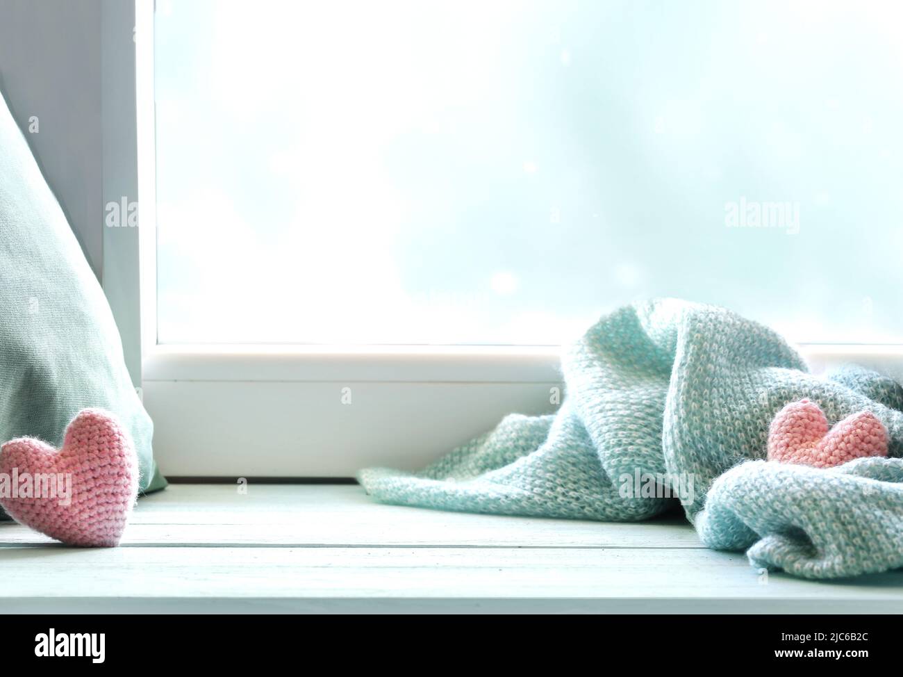 Arrière-plan romantique, toile de fond de la Saint-Valentin, coeur tricoté copie espace.Design d'hiver vide table en bois.cadre de publicité de produit. Banque D'Images