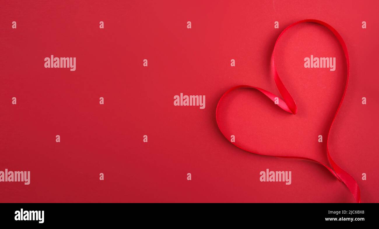 Symbole de coeur sur fond rouge d'espace vide. Carte de Saint-Valentin. Toile de fond romantique. Journée cardiaque. Banque D'Images