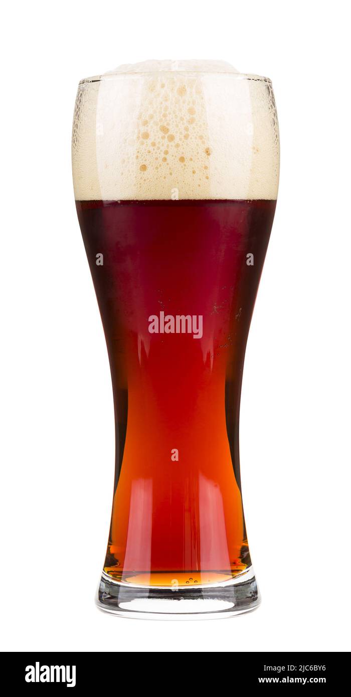 Bière rouge avec bulles de mousse dans un verre, isolée sur fond blanc Banque D'Images