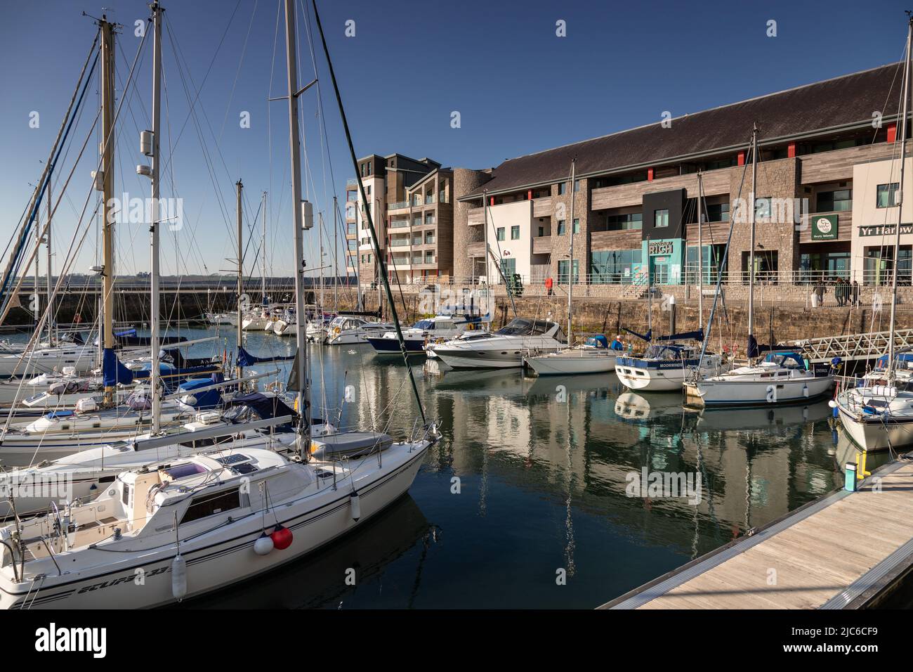 Yachts à Victoria Dock, Carenarfon, au nord du pays de Galles Banque D'Images