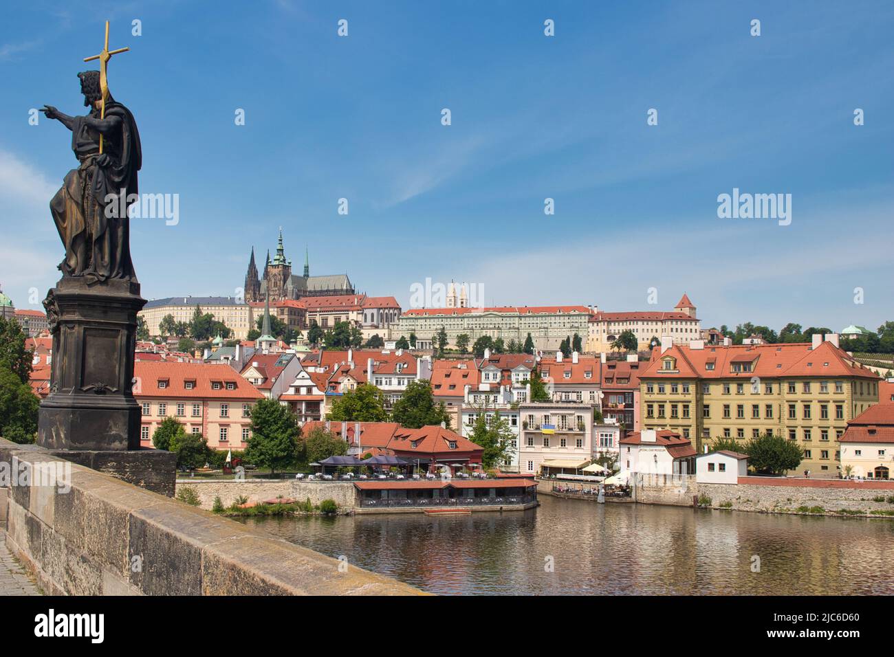 Pont Charles avec statue de Jean-Baptiste, rivière Vltava, château de Pague en arrière-plan. Banque D'Images Pont Charles avec statue de Jean-Baptiste, rivière Vltava, château de Pague en arrière-plan. Banque D'Images