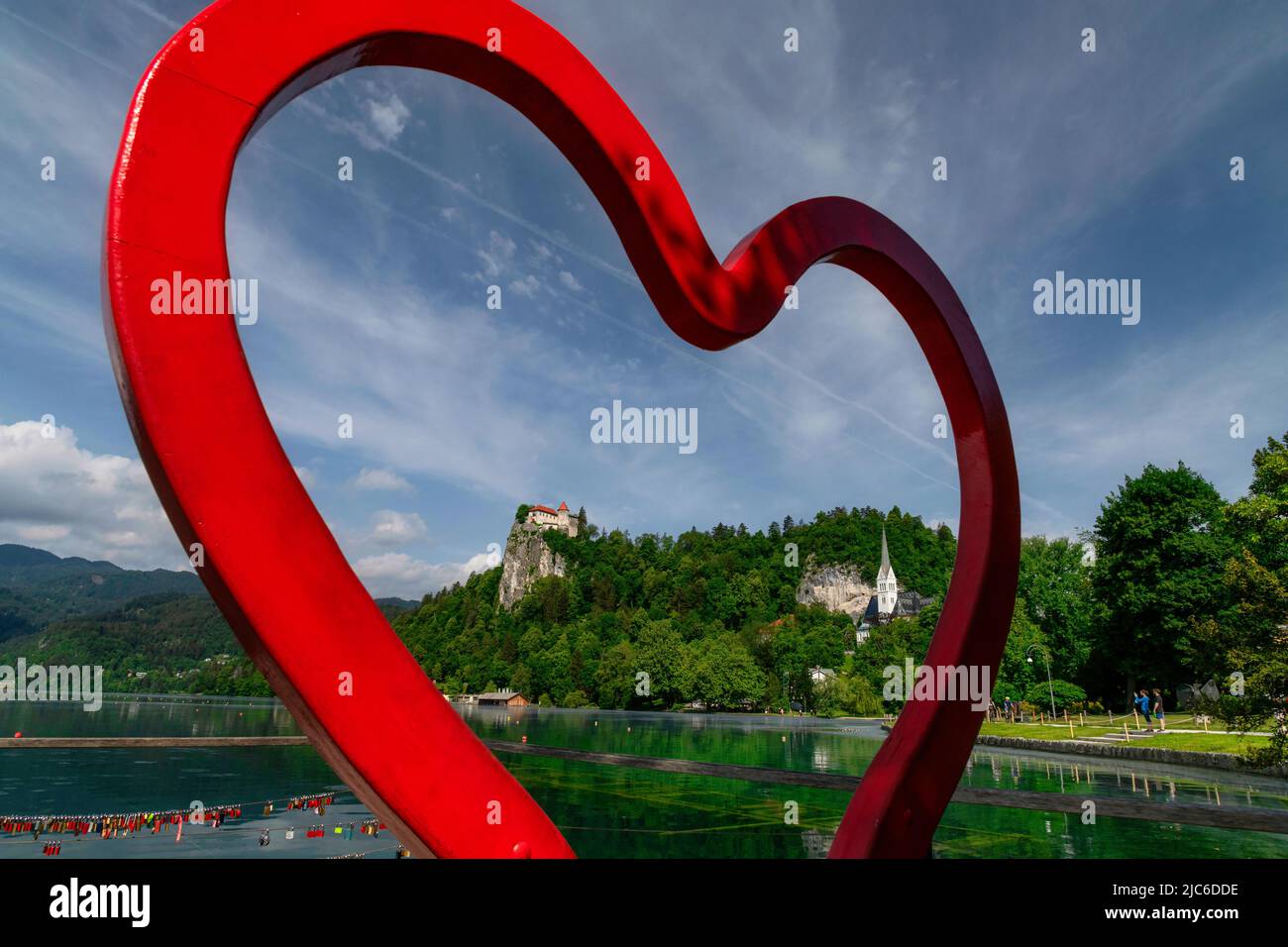 « Heart of Bled », grand cœur rouge sur la jetée du lac Bled en Slovénie Banque D'Images