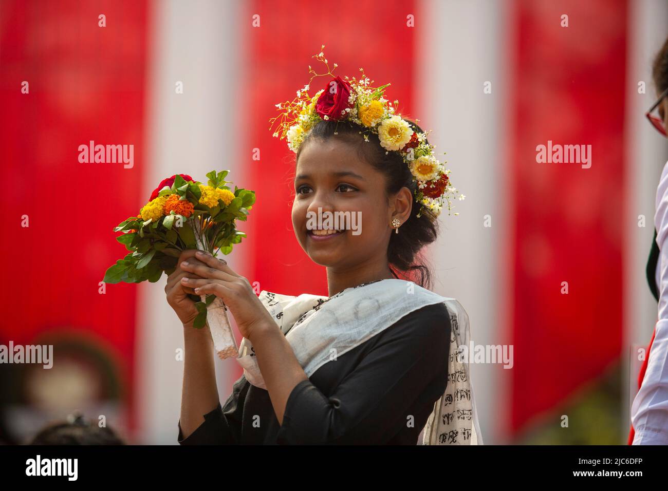 Une jeune fille est venue rendre hommage aux martyrs du mouvement des langues en 1952, au centre de Shaheed Minar, à Dhaka, à l'occasion de la Journée internationale de la langue maternelle; Banque D'Images