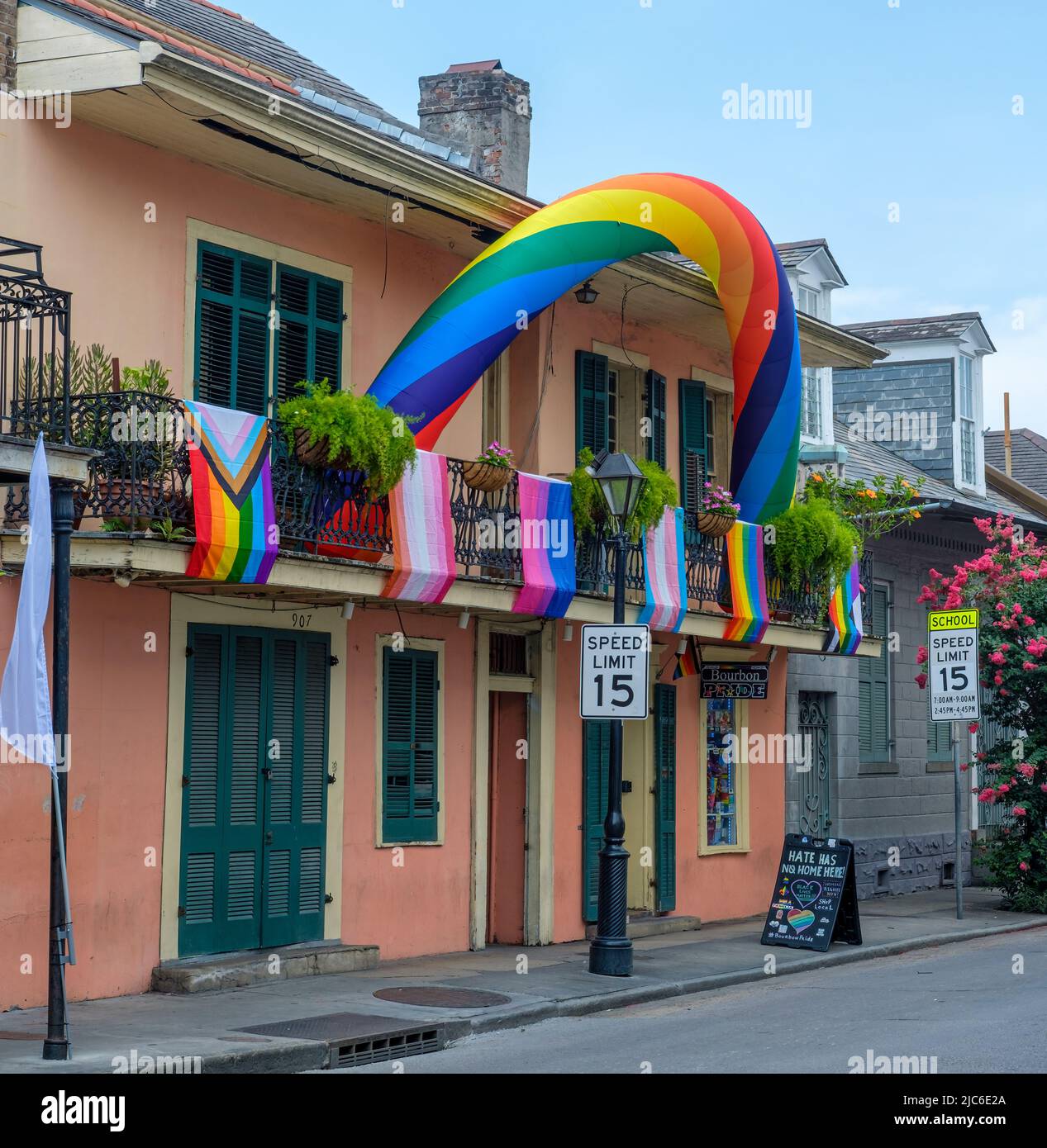 NEW ORLEANS, LA, USA - 9 JUIN 2022: Rainbow décoré Bourbon Pride magasin LGBT sur Bourbon Street pendant le mois de la fierté Banque D'Images