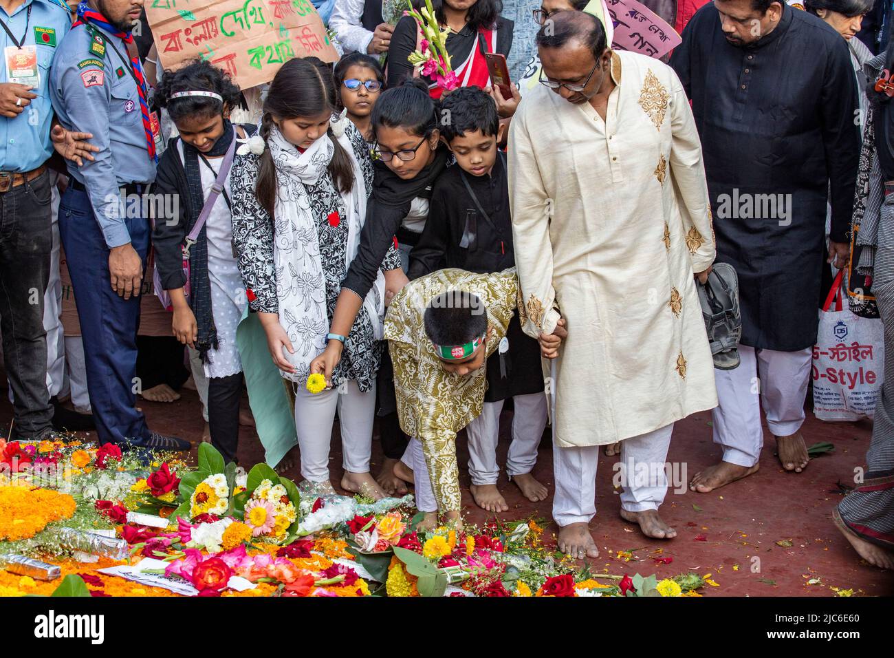 Les gens rendent hommage aux martyrs du mouvement des langues en 1952, au centre de Shaheed Minar, à Dhaka, à l'occasion de la Journée internationale de la langue maternelle; la 21 Banque D'Images