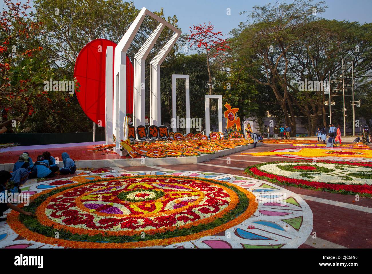 Le Minar central de Shaheed à Dhaka est couvert de fleurs à l'occasion de la Journée internationale de la langue maternelle et de la Journée des martyrs de la langue. Dhaka, Banglade Banque D'Images
