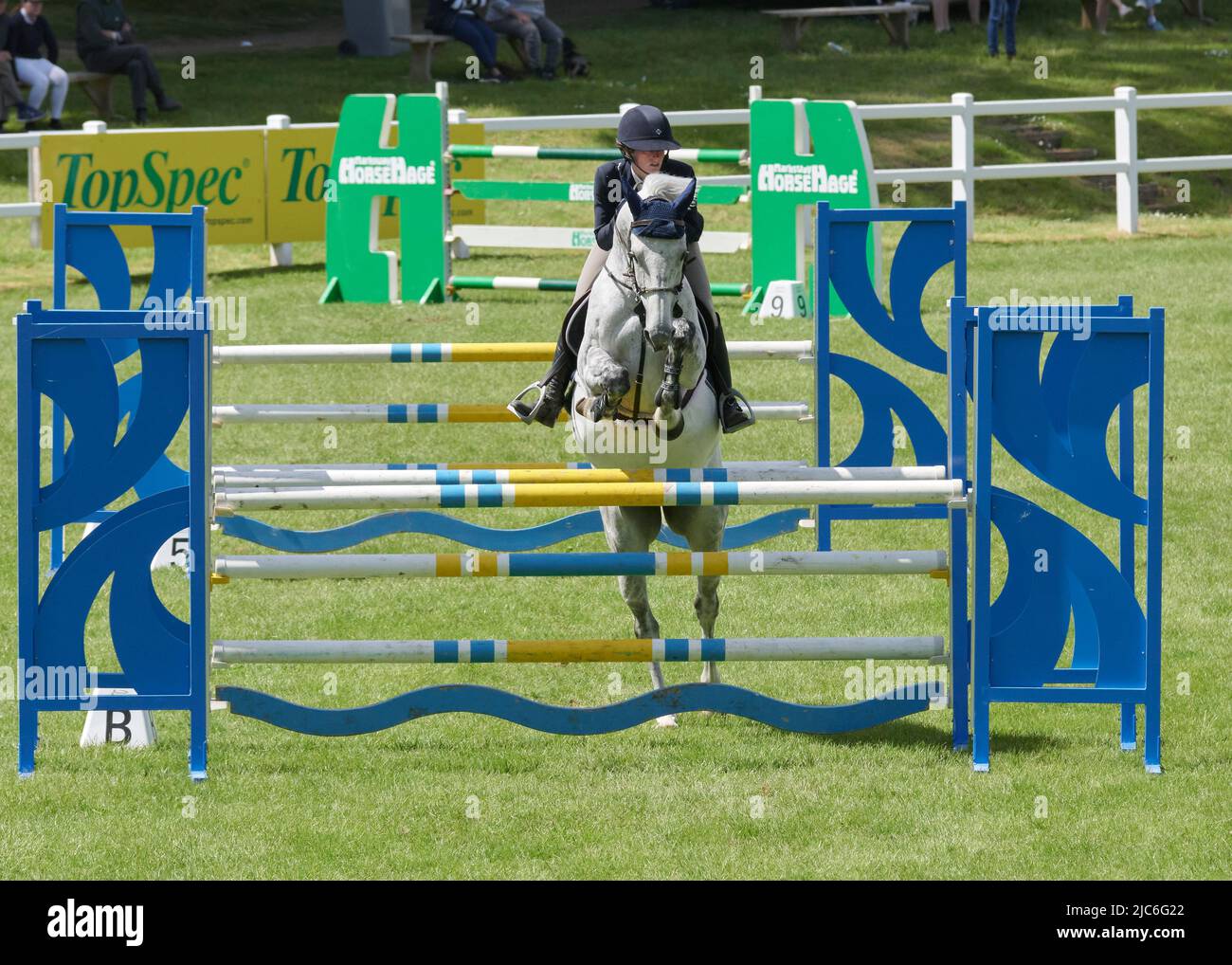 Chevaux et Riders au British Show Jumping Senior Season Opener, Bicton Arena, East Budleigh Salterton, Devon, Royaume-Uni. Crédit : will Tudor/Alamy Banque D'Images