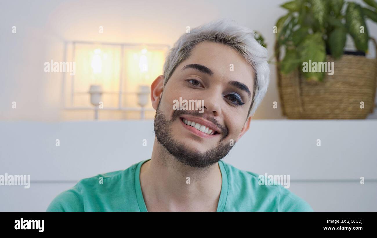 Happy gay sexe liquide homme regardant la caméra intérieur à la maison - homme transgenre portant le maquillage - concept de diversité LGBTQ Banque D'Images